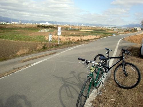 H26サイクリングロード　山に雪.jpg